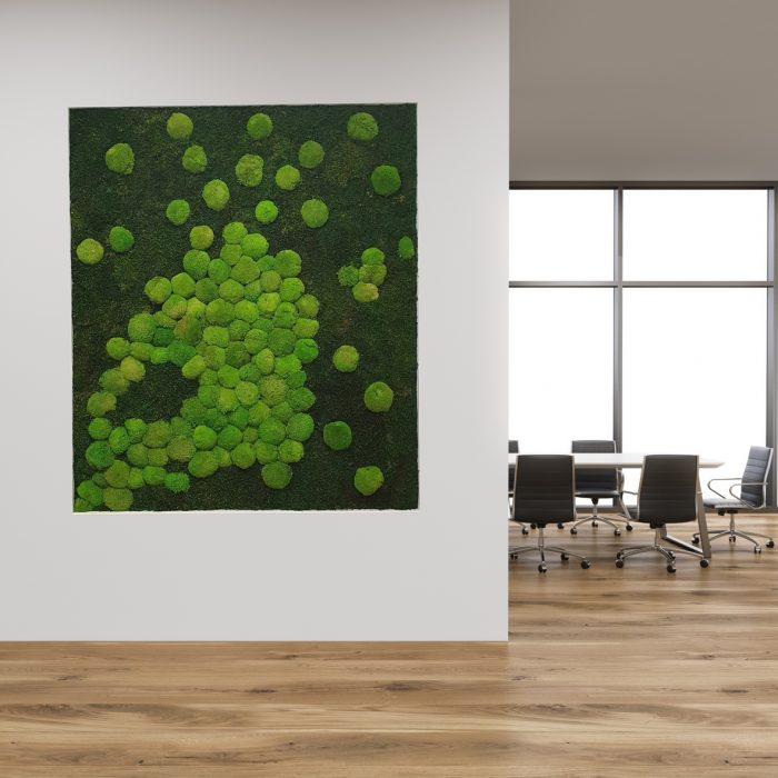 Moosbild an einer Bürowand