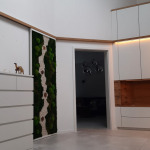 Eine Schiebetür mit Moos bestückt.