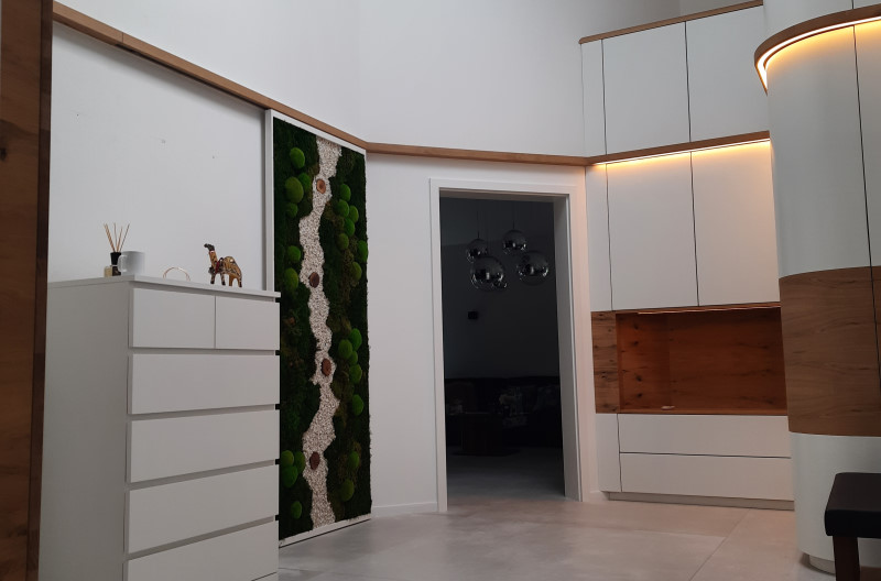 Schiebetür-aus-moos Eine Schiebetür mit Moos bestückt.